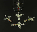 Engelenvleugel hanger met chakrasteentjes - Just Flow - webwinkel met violet glas, edelsteenremedies, edelstenen, sieraden, pendels, orakelkaarten, wierook, smudgekruiden en spirituele artikelen in Vlissingen (Zeeland)