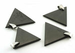 Shungit / shungite hanger, driehoek - Just Flow - webwinkel met violet glas, edelsteenremedies, edelstenen, sieraden, pendels, orakelkaarten, wierook, smudgekruiden en spirituele artikelen in Vlissingen (Zeeland)