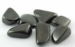 Shungit / shungite trommelsteen 30-40 gram - Just Flow - webwinkel met violet glas, edelsteenremedies, edelstenen, sieraden, pendels, orakelkaarten, wierook, smudgekruiden en spirituele artikelen in Vlissingen (Zeeland)
