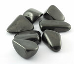 Shungit / shungite trommelsteen 30-40 gram - Just Flow - webwinkel met violet glas, edelsteenremedies, edelstenen, sieraden, pendels, orakelkaarten, wierook, smudgekruiden en spirituele artikelen in Vlissingen (Zeeland)