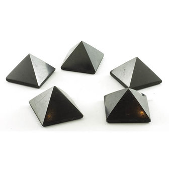 shungit / shungite piramide 3 x 3 cm, gepolijst