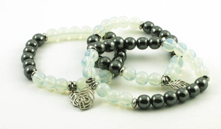 Hematiet / Opaalkwarts armband met veer bedeltje, 8 mm kralen