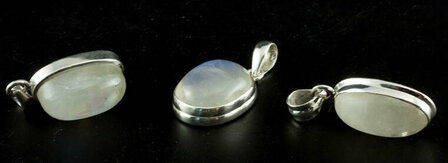 Regenboog maansteen in zilver - Just Flow - webwinkel met violet glas, edelsteenremedies, edelstenen, sieraden, pendels, orakelkaarten, wierook, smudgekruiden en spirituele artikelen in Vlissingen (Zeeland)