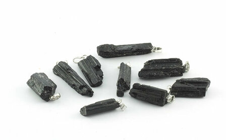 Zwarte toermalijn hanger, ruw - Just Flow - webwinkel met violet glas, edelsteenremedies, edelstenen, sieraden, pendels, orakelkaarten, wierook, smudgekruiden en spirituele artikelen in Vlissingen (Zeeland)