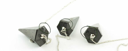 shungit / shungite pendel, facet, klein foutje (lijm) - Just Flow - webwinkel met violet glas, edelsteenremedies, edelstenen, sieraden, pendels, orakelkaarten, wierook, smudgekruiden en spirituele artikelen in Vlissingen (Zeeland)