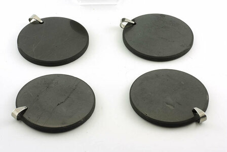 Shungit / shungite hanger, schijf - Just Flow - webwinkel met violet glas, edelsteenremedies, edelstenen, sieraden, pendels, orakelkaarten, wierook, smudgekruiden en spirituele artikelen in Vlissingen (Zeeland)