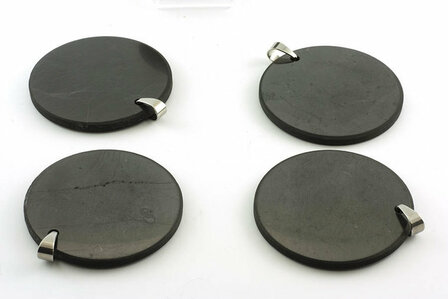 Shungit / shungite hanger, schijf - Just Flow - webwinkel met violet glas, edelsteenremedies, edelstenen, sieraden, pendels, orakelkaarten, wierook, smudgekruiden en spirituele artikelen in Vlissingen (Zeeland)