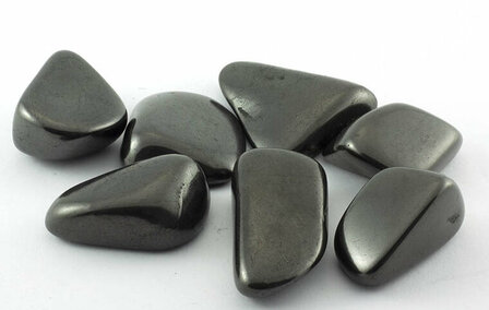 Shungit / shungite trommelsteen 30-40 gram - Just Flow - webwinkel met violet glas, edelsteenremedies, edelstenen, sieraden, pendels, orakelkaarten, wierook, smudgekruiden en spirituele artikelen in Vlissingen (Zeeland)