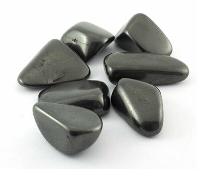 Shungit / shungite trommelsteen 30-40 gram - Just Flow - webwinkel met violet glas, edelsteenremedies, edelstenen, sieraden, pendels, orakelkaarten, wierook, smudgekruiden en spirituele artikelen in Vlissingen (Zeeland)