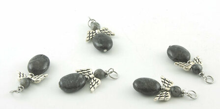 Bescherm-engeltje larvikiet en labradoriet - Just Flow - webwinkel met violet glas, edelsteenremedies, edelstenen, sieraden, pendels, orakelkaarten, wierook, smudgekruiden en spirituele artikelen in Vlissingen (Zeeland)