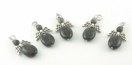 Bescherm-engeltje larvikiet en labradoriet - Just Flow - webwinkel met violet glas, edelsteenremedies, edelstenen, sieraden, pendels, orakelkaarten, wierook, smudgekruiden en spirituele artikelen in Vlissingen (Zeeland)