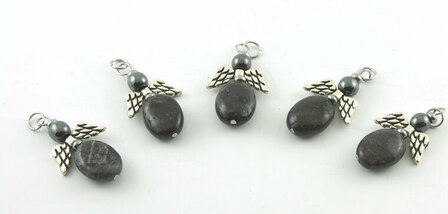 Bescherm-engeltje larvikiet en hematiet - Just Flow - webwinkel met violet glas, edelsteenremedies, edelstenen, sieraden, pendels, orakelkaarten, wierook, smudgekruiden en spirituele artikelen in Vlissingen (Zeeland)