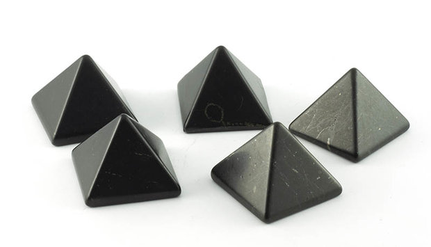 Shungit piramide, ca 3 x 3 cm