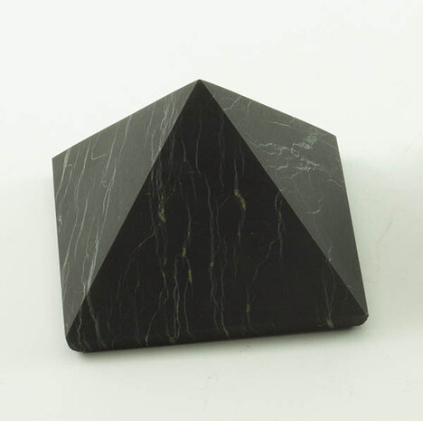 Shungit / shungite piramide 5 x 5 cm, ongepolijst