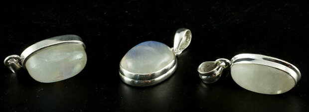 Regenboog maansteen in zilver - Just Flow - webwinkel met violet glas, edelsteenremedies, edelstenen, sieraden, pendels, orakelkaarten, wierook, smudgekruiden en spirituele artikelen in Vlissingen (Zeeland)