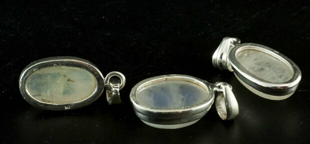 Regenboog maansteen in zilver - Just Flow - webwinkel met violet glas, edelsteenremedies, edelstenen, sieraden, pendels, orakelkaarten, wierook, smudgekruiden en spirituele artikelen in Vlissingen (Zeeland)