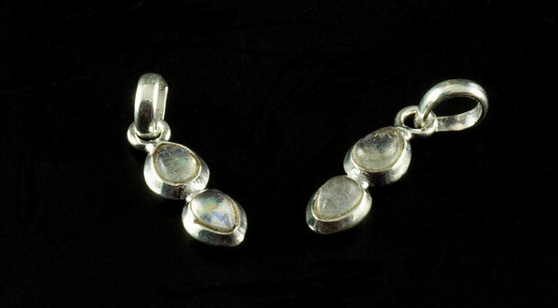 Regenboog maansteen hanger, zilver - Just Flow - webwinkel met violet glas, edelsteenremedies, edelstenen, sieraden, pendels, orakelkaarten, wierook, smudgekruiden en spirituele artikelen in Vlissingen (Zeeland)