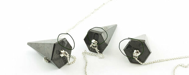 shungit / shungite pendel, facet, klein foutje (lijm) - Just Flow - webwinkel met violet glas, edelsteenremedies, edelstenen, sieraden, pendels, orakelkaarten, wierook, smudgekruiden en spirituele artikelen in Vlissingen (Zeeland)