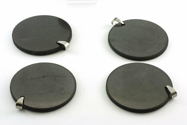 Shungit / shungite hanger, schijf - Just Flow - webwinkel met violet glas, edelsteenremedies, edelstenen, sieraden, pendels, orakelkaarten, wierook, smudgekruiden en spirituele artikelen in Vlissingen (Zeeland)
