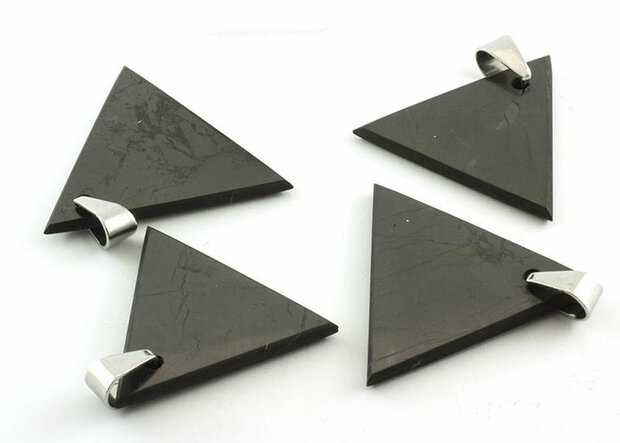 Shungit / shungite hanger, driehoek - Just Flow - webwinkel met violet glas, edelsteenremedies, edelstenen, sieraden, pendels, orakelkaarten, wierook, smudgekruiden en spirituele artikelen in Vlissingen (Zeeland)