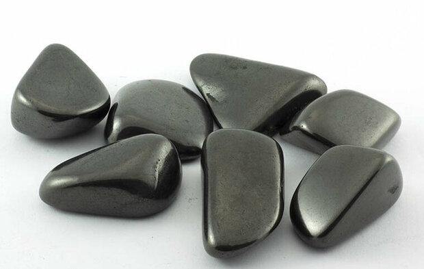 Shungit / shungite trommelsteen 30-40 gram - Just Flow - webwinkel met violet glas, edelsteenremedies, edelstenen, sieraden, pendels, orakelkaarten, wierook, smudgekruiden en spirituele artikelen in Vlissingen (Zeeland)