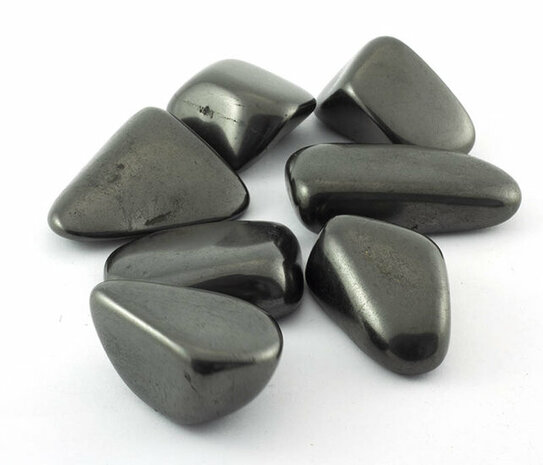 Shungit / shungite trommelsteen 30-40 gram - Just Flow - webwinkel met violet glas, edelsteenremedies, edelstenen, sieraden, pendels, orakelkaarten, wierook, smudgekruiden en spirituele artikelen in Vlissingen (Zeeland)