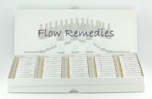 Testset Flow Remedies enkelvoudige remedies 1-84 in opbergdozen - Just Flow - webwinkel met violet glas, edelsteenremedies, edelstenen, sieraden, pendels, orakelkaarten, wierook, smudgekruiden en spirituele artikelen in Vlissingen (Zeeland)
