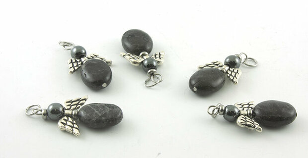 Bescherm-engeltje larvikiet en hematiet - Just Flow - webwinkel met violet glas, edelsteenremedies, edelstenen, sieraden, pendels, orakelkaarten, wierook, smudgekruiden en spirituele artikelen in Vlissingen (Zeeland)