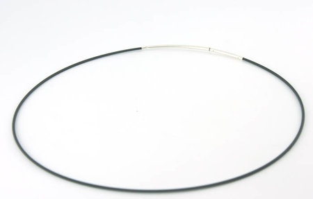 Halsring zwart staaldraad 45 cm met steeksluiting
