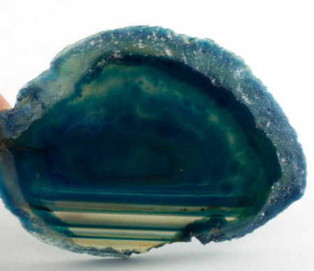 Agaatschijfje ca 4 x 6 cm, blauw gekleurd
