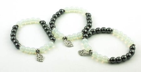 Hematiet / Opaalkwarts armband met veer bedeltje, 8 mm kralen