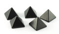 Shungit piramide, gepolijst, ca 3 x 3 cm